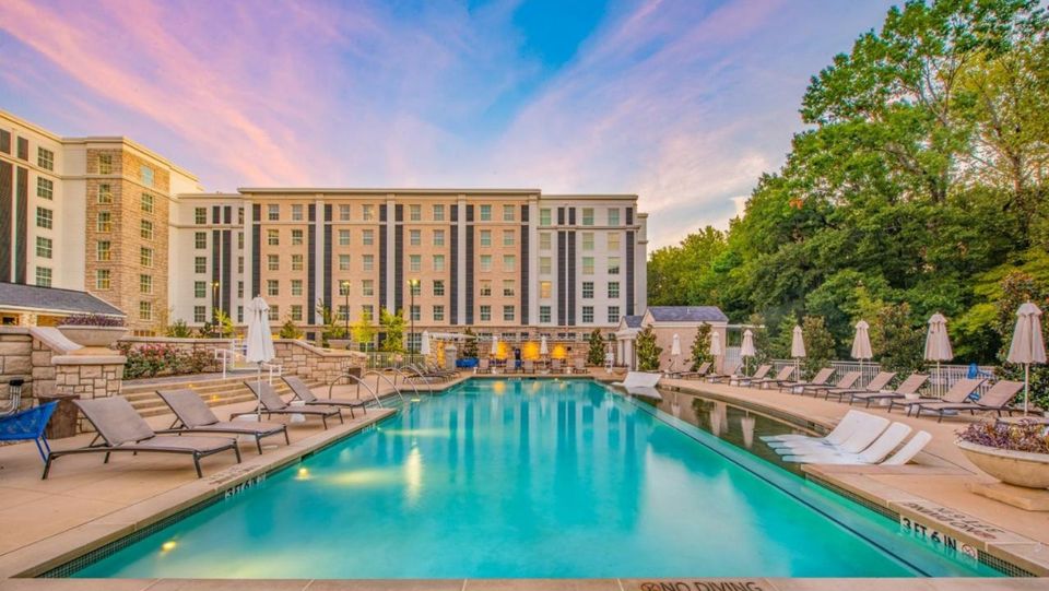 A hotel with a pool, minutes away from Elvis Presley's Graceland
