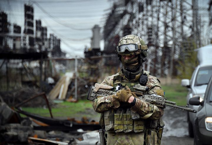 Un soldado ruso hace guardia en la planta nuclear de Shchastya
