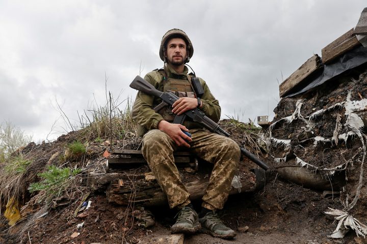 Ουκρανός στρατιώτης στα χαρακώματα του Ντονέτσκ 