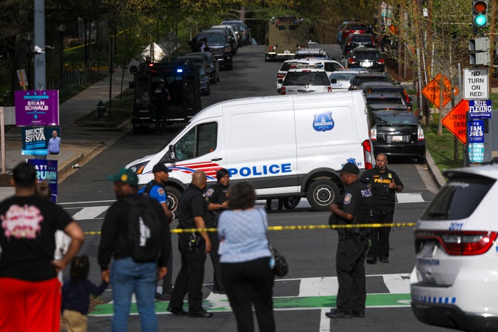La policía bloquea una de las calles de Washington D.C.