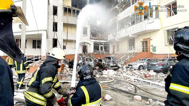 Servicios de emergencia tratan de extinguir el incendio causado por el bombardeo ruso en Odesa.