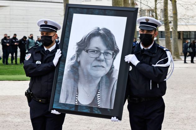 Des policiers français tenant le portrait de Stéphanie Monfermé, lors d'un rassemblement...