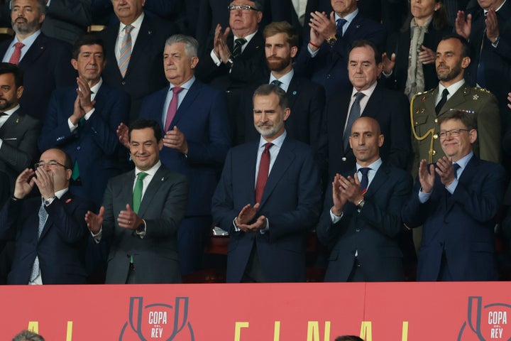 El rey Felipe VI acompañado por el presidente de la Junta de Andalucía, Juan Manuel Moreno, el ministro de Cultura y Deporte, Miquel Iceta, el presidente de la Federación Española de Fútbol, Luis Rubiales y el presidente de la Generalitat Valenciana, Ximo Puig, antes del inicio de la final de la Copa del Rey.