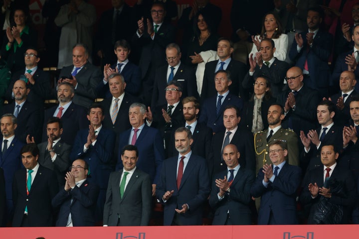 El rey Felipe VI y demás autoridades antes del inicio de la final de la Copa del Rey.