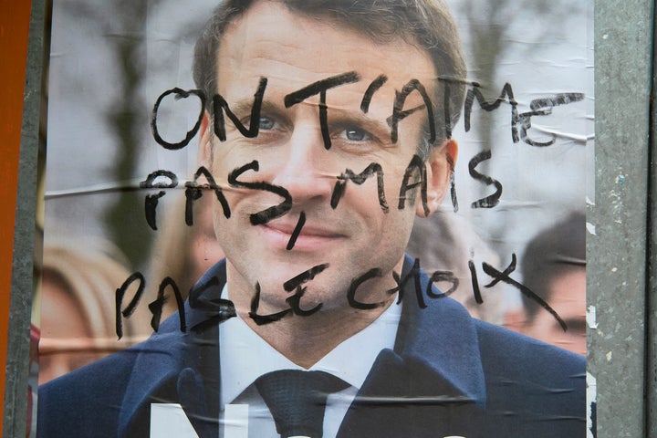 Pintada sobre un cartel electoral de Emmanuel Macron que dice: "No te queremos, pero no tenemos otra opción", este 24 de abril, en Saint-Denis.