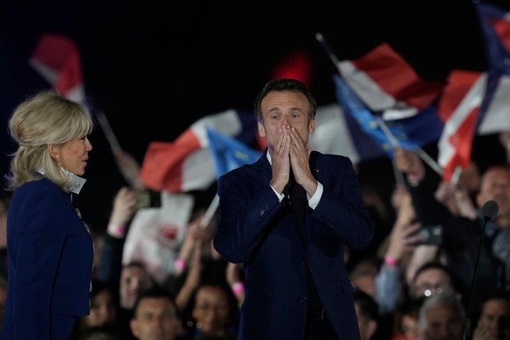Un emocionado Emmanuel Macron da las gracias a sus seguidores, al pie de la Torre Eiffel, junto a su esposa Brigitte, esta noche.