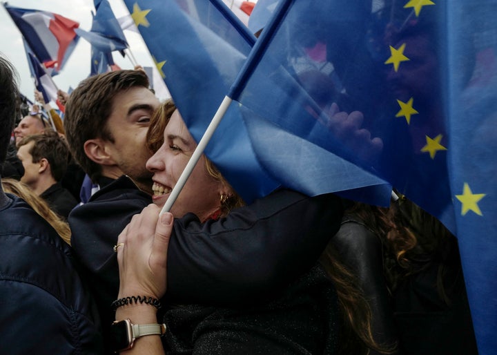 Partidarios de Emmanuel Macron celebran su victoria con banderas de Europa, esta noche, en París.