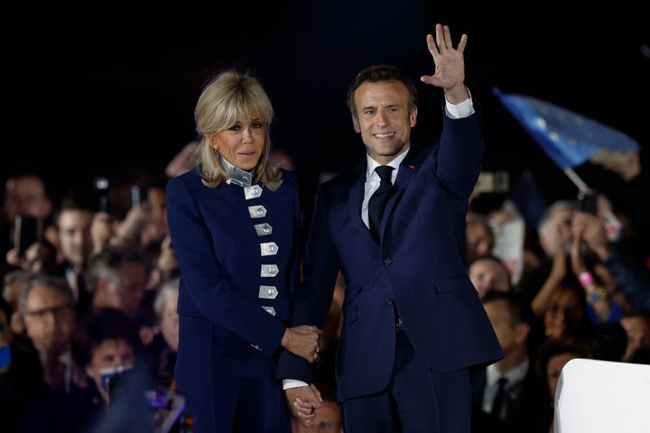 El presidente de Francia, Emmanuel Macron, y su mujer, Brigitte Macron, celebran los resultados electorales