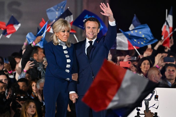 Emmanuel y Brigitte Macron tras la victoria electoral este domingo.