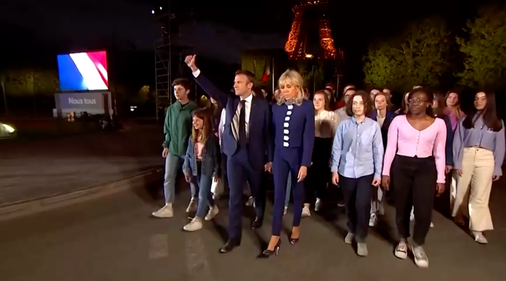 Emmanuel Macron, haciendo un gesto con el pulgar tras su victoria.