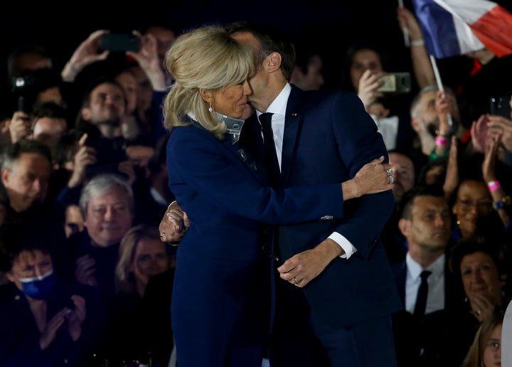Emmanuel Macron besa a Brigitte Macron en el acto de este domingo.