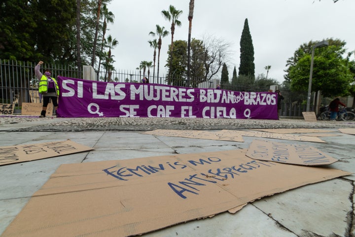 Pancarta en el Parlamento andaluz el 8-M