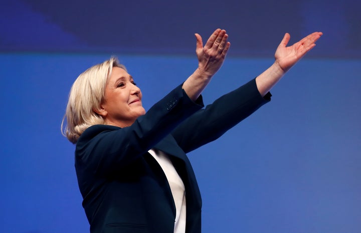 Marine Le Pen lanza besos a sus seguidores, en un acto electoral en París.