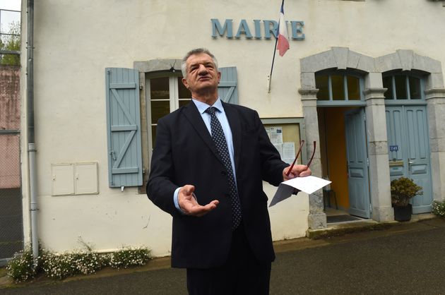 Jean Lassalle le 24 avril à la sortie du bureau de vote où le député a mis en scène son abstention.