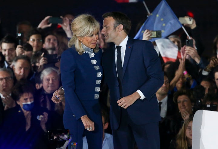 El presidente Emmanuel Macron celebra su reelección junto a su mujer, Brigitte Macron, a los pies de la Torre Eiffel.