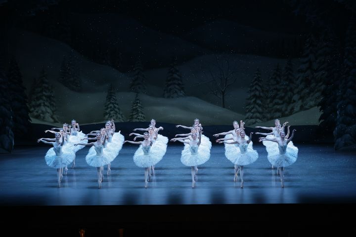 新国立劇場バレエ団『くるみ割り人形』雪の結晶より（根岸さんは前列一番右）