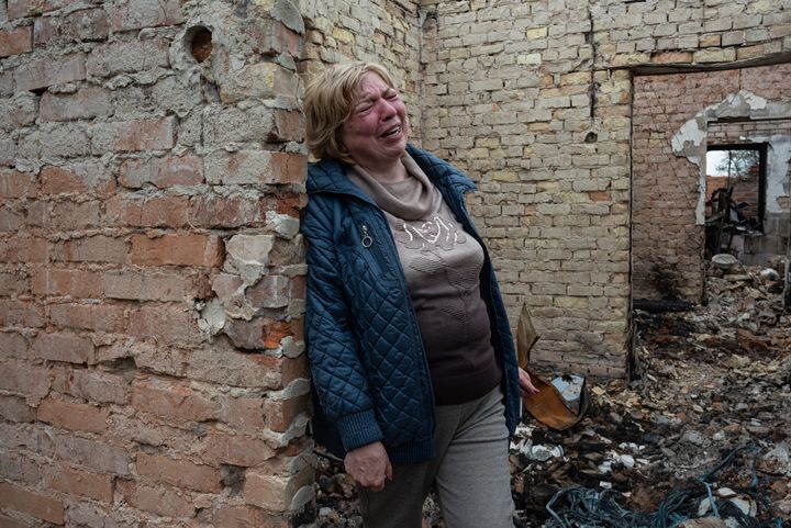 H Ίννα, 53 ετών κλαίει στα συντρίμμια του σπιτιού της στην Οζέρα της Ουκρανίας