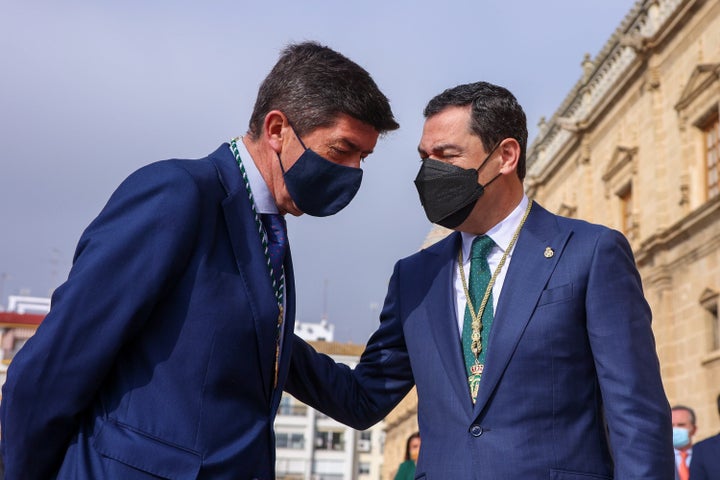 Juan Marín y Juanma Moreno conversar en el Día de Andalucía, el pasado 28 de febrero, en el Parlamento andaluz.
