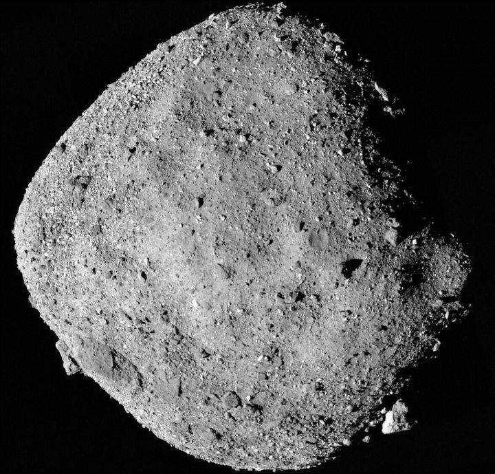 Η εικόνα του αστεροειδούς με το όνομα Bennu, όπως διαμορφώθηκε έπειτα από συνδυασμό μικρότερων φωτογραφιών που συνέλεξε το διαστημικό σκάφος OSIRIS-REx πλησιάζοντας σε απόσταση 15 μιλίων (24 km). NASA/Goddard/University of Arizona/Handout via REUTERS ATTENTION EDITORS - THIS IMAGE WAS PROVIDED BY A THIRD PARTY