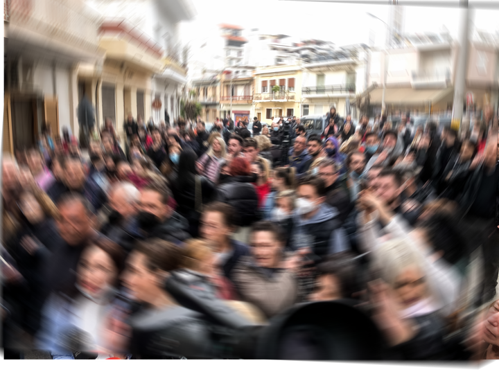 Πλήθος όλων των ηλικιών μαζεμένο έξω από το σπίτι της Πισπιρίγκου