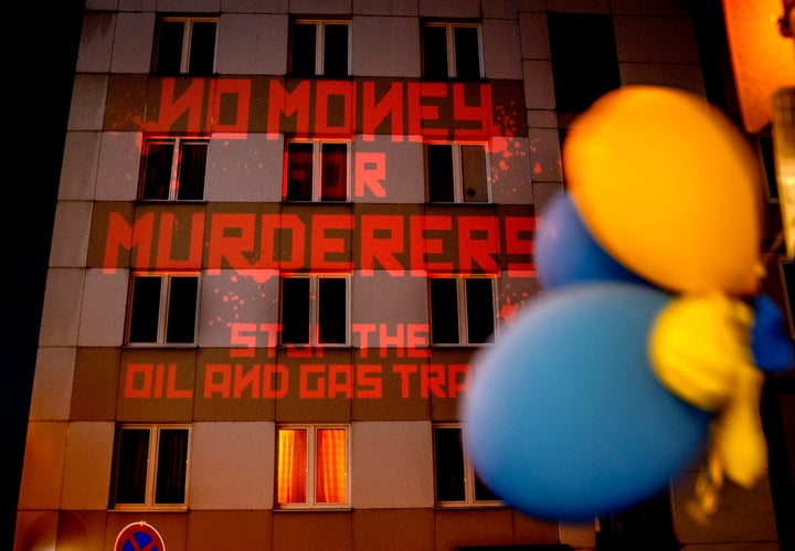 "No más dinero a asesinos. Parad los tratados de petróleo y gas", se lee en la fachada de un edificio, durante una protesta proUcrania en Frankfurt (Alemania), el 4 de abril.