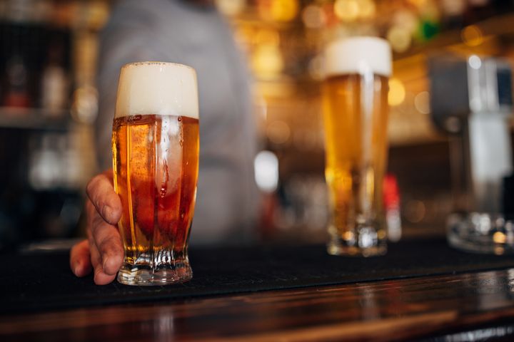  Στην Αθήνα ο μέσος κάτοικος πίνει 53 λίτρα μπύρας ετησίως, με τιμή 84 λεπτά ανά μπύρα στο σούπερ μάρκετ και 6,3 ευρώ στο μπαρ.