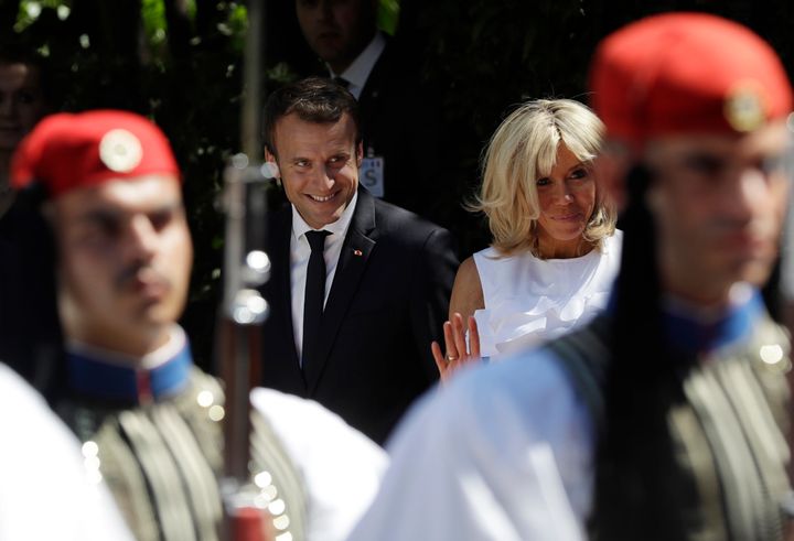 7 Σεπτεμβρίου 2017. Ο Γάλλος Πρόεδρος Εμανουέλ Μακρόν χαμογελάει ενώ στέκεται δίπλα στην σύζυγό του Μπριζίτ, μπροστά στο Προεδρικό Μέγαρο στην Αθήνα, κατά τη διάρκεια επίσκεψής του. Εκείνη η επίσκεψη είχε επικεντρωθεί στην έξοδο της Ελλάδας από την οικονομική κρίση. (AP Photo/Thanassis Stavrakis)