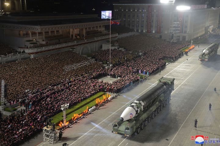 Αυτή η φωτογραφία που παρέχεται από την κυβέρνηση της Βόρειας Κορέας απεικονίζει τον νεότευκτο διηπειρωτικό βαλλιστικό πύραυλο, Hwasong-17 κατά τη διάρκεια μιας στρατιωτικής παρέλασης για τον εορτασμό της 90ης επετείου του στρατού της Βόρειας Κορέας στην πλατεία Κιμ Ιλ Σουνγκ στην Πιονγκγιάνγκ της Βόρειας Κορέας Δευτέρα, Απρίλιος 25, 2022