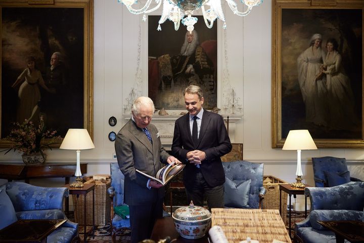 O πρωθυπουργός Κυριάκος Μητσοτάκηςμε τον Πρίγκιπα της Ουαλίας Κάρολο στην έπαυλη Dumfries House, στη Σκωτία.