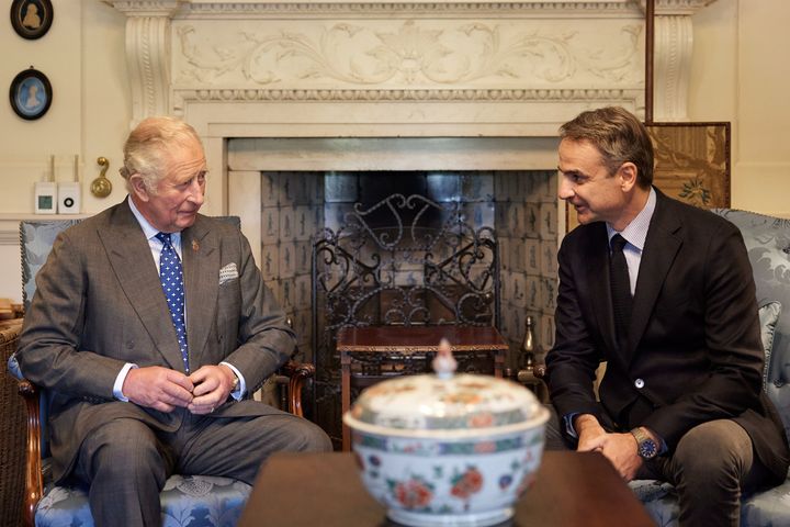 O πρωθυπουργός Κυριάκος Μητσοτάκης με τον Πρίγκιπα της Ουαλίας Κάρολο στην έπαυλη Dumfries House, στη Σκωτία.