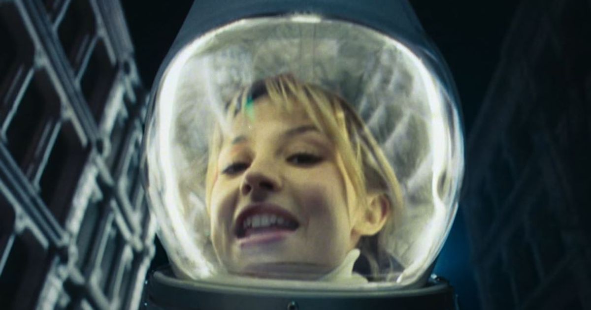 Angèle as an astronaut in the streets of New York for her new clip