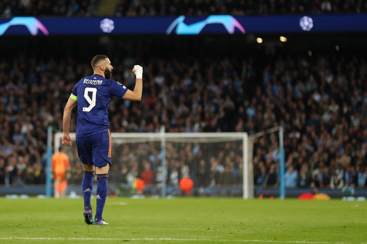 Benzema levanta el puño en gesto de rabia