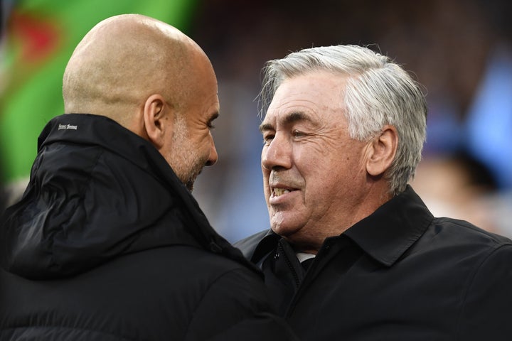 Guardiola (i) y Ancelotti (d) se saludan tras el partidazo