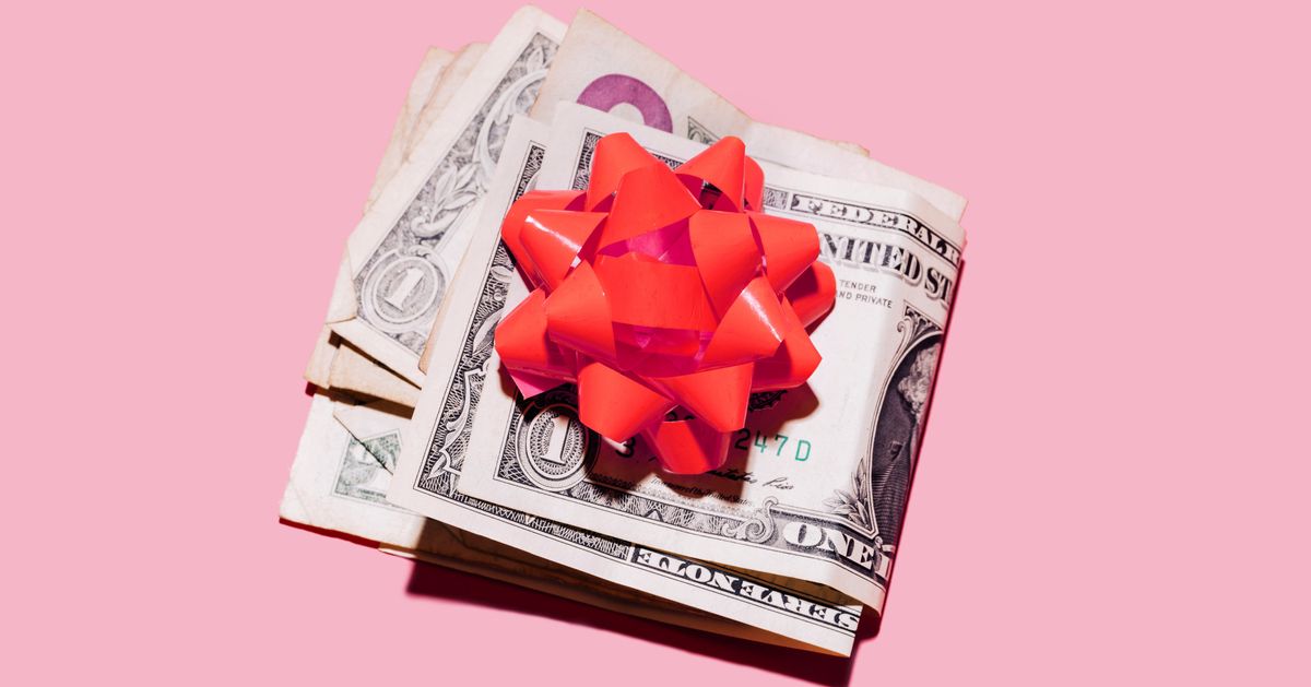 Can't Afford A Wedding Gift? Etiquette Experts Explain What To Do.