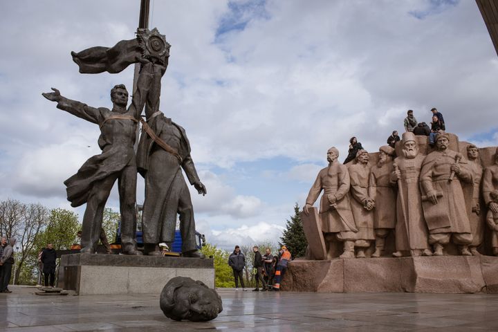 Διάλυση του Μνημείου της Αδελφοσύνης ρώσων και ουκρανών εργατών στο Κίεβο (26 Απεριλίου 2022)
