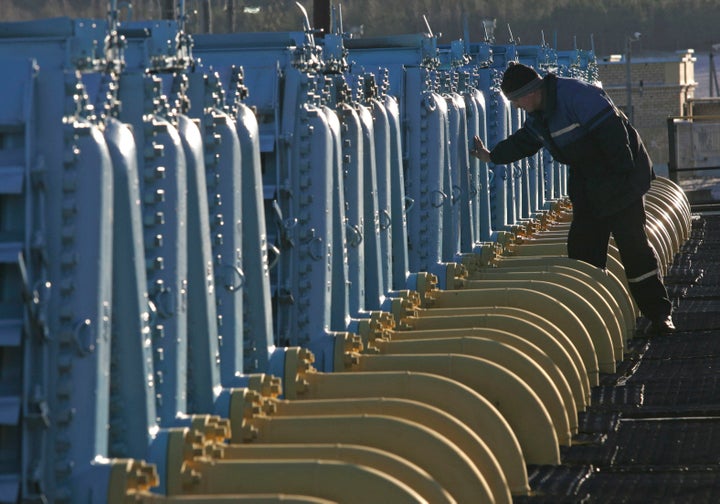 A Belarusian worker on duty at a gas compressor station of the Yamal-Europe pipeline near Nesvizh, some 130 km (81 miles) southwest of the capital Minsk, Belarus, Dec. 29, 2006. Officials in Poland and Bulgaria say Russia is suspending their countries’ natural gas deliveries starting Wednesday.