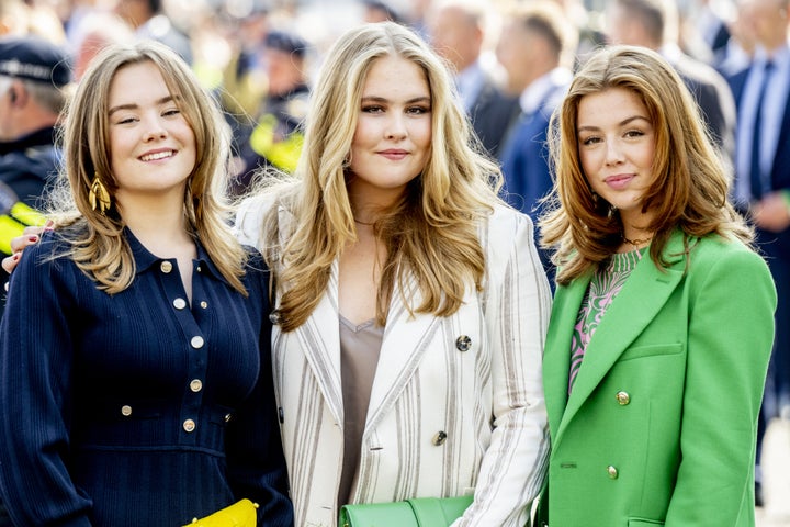 Alexia, a la izquierda, junto a sus hermanas.