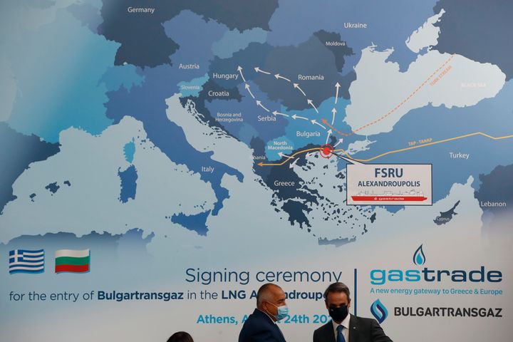 Ο πρωθυπουργός Κυριάκος Μητσοτάκης και ο Βούλγαρος ομόλογός του Μπόικο Μπορίσοφ στο Ζάππειο Μέγαρο κατά την υπογραφή συμφωνίας για την προώθηση του σχεδιασμού - με βουλγαρική συμμετοχή - του τερματικού σταθμού υγροποιημένου φυσικού αερίου στην Αλεξανδρούπολη. 24 Αυγούστου 2020. (AP Photo/Thanassis Stavrakis)