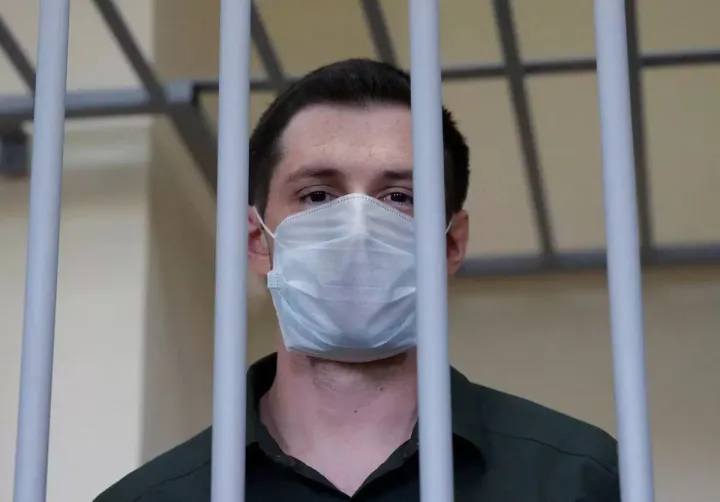 O πρώην πεζοναύτης Tρέβορ Ριντ, ο οποίος συνελήφθη το 2019 και κατηγορήθηκε για επίθεση σε αστυνομικούς, στέκεται μέσα σε ένα κελί κατά τη διάρκεια μιας δικαστικής ακρόασης στη Μόσχα, Ρωσία, στις 30 Ιουλίου 2020.