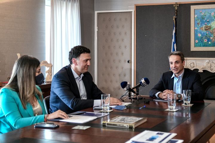 Ο πρωθυπουργός Κυριάκος Μητσοτάκης κατά την επίσκεψή του στο υπουργείο Τουρισμού.