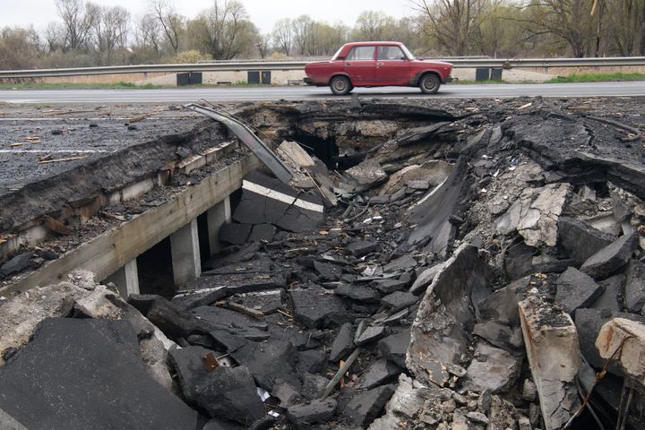 Κατεστραμμένη γέφυρα στο δρόμο από Κίεβο προς Τσερχνιχίβ