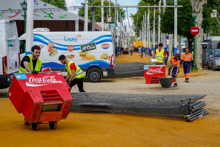 Trabajadores montando la Feria de Abril de Sevilla, este 27 de abril.