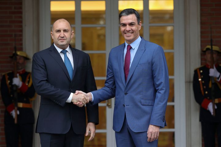 El presidente del Gobierno, Pedro Sánchez, recibe al presidente de Bulgaria, Rumen Radev, este jueves en el Palacio de la Moncloa.