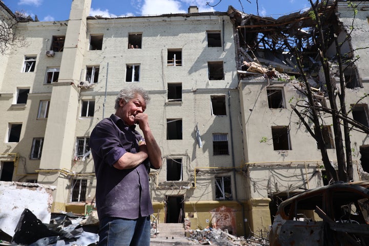 Un hombre en la ciudad ucraniana de Mariupol.