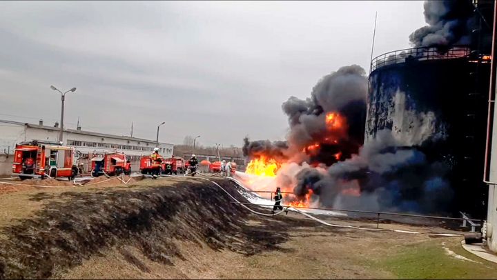 Servicios de emergencia ruso apagan un fuego en un depósito de combustible en la región de Belgorod, el pasado 1 de abril. 