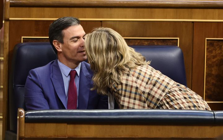 Yolanda Díaz da dos besos a Pedro Sánchez.