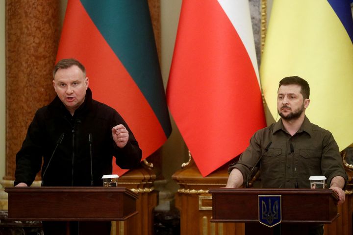 Ο Ουκρανός πρόεδρος Βολόντιμιρ Ζελένσκι και ο Πολωνός πρόεδρος Aντρέι Ντούντα παρευρίσκονται σε κοινή ενημέρωση ειδήσεων με τον Πρόεδρο της Λιθουανίας, τον πρόεδρο της Λετονίας και τον πρόεδρο της Εσθονίας, καθώς η επίθεση της Ρωσίας στην Ουκρανία συνεχίζεται, στο Κίεβο της Ουκρανίας, 13 Απριλίου 2022. 