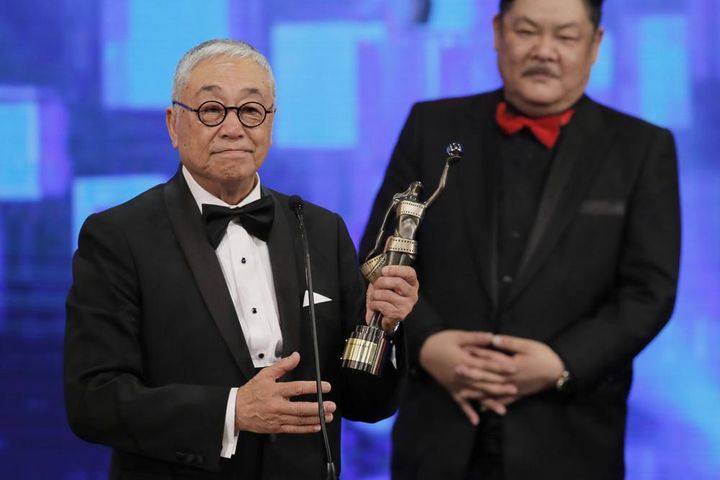 Kenneth Tsang poses after winning the Best Supporting Actor award for his movie "Overhead 3" during the Hong Kong Film Awards on April 19, 2015.