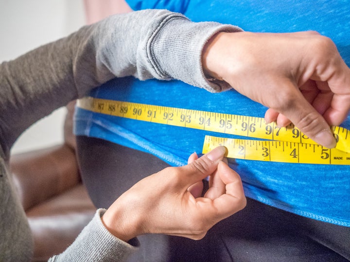 Una nutricionista controla el estado de una paciente