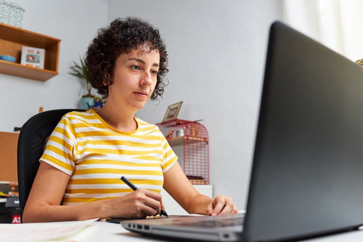 Una mujer trabajando desde casa.